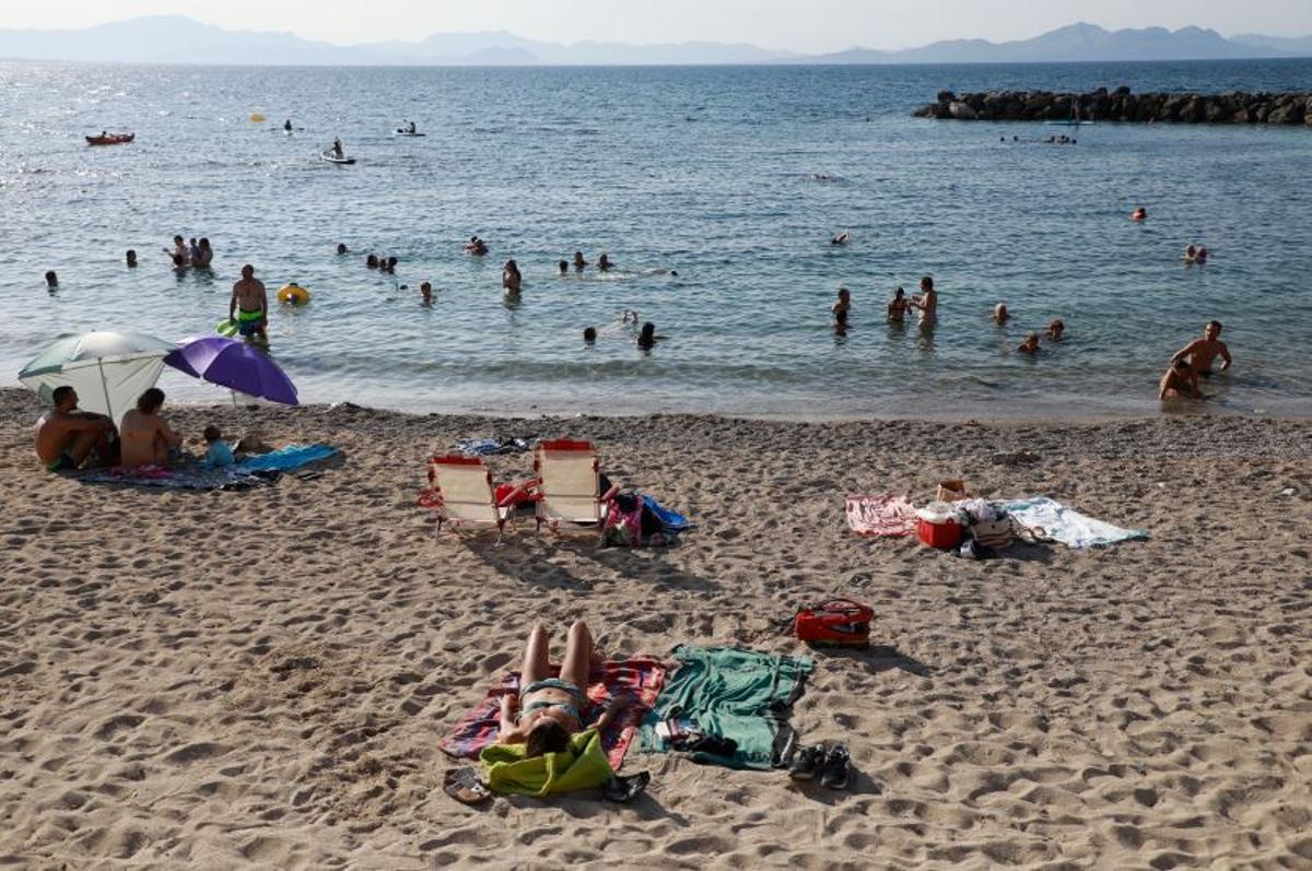 Der Strand von Colònia de Sant Pere liegt direkt an der Promenade und bietet einen schönen Ausblick bis zum Cap Formentor