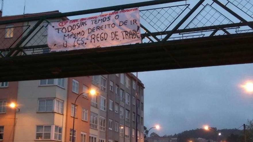 Pancarta colgada por padres de alumnos el mes pasado en O Burgo.