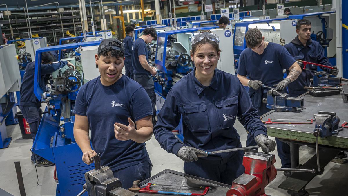 Alumnos de Formación Profesional durante una clase práctica en un taller.