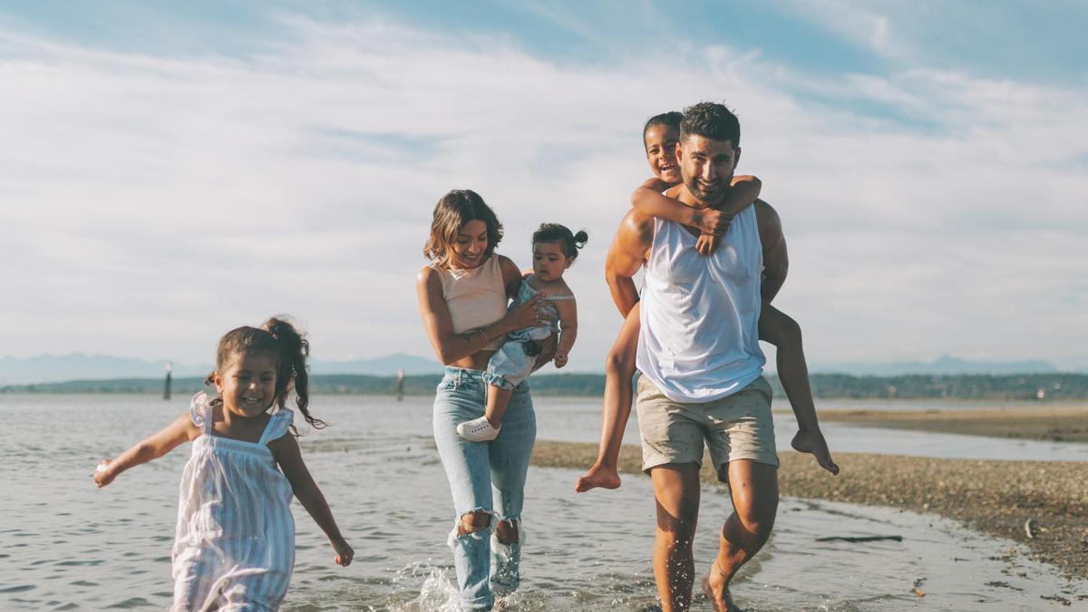 Una familia en la playa.