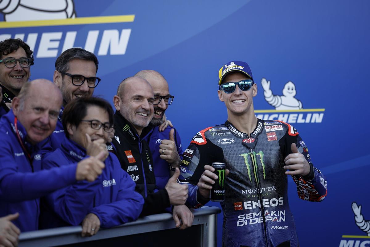 Le Mans (France), 10/05/2025.- French MotoGP rider Fabio Quartararo (R) of Monster Energy Yamaha MotoGP team celebrates his pole position with team members following the Qualifying session of the French MotoGP Motorcycling Grand Prix race in Le Mans, France, 10 May 2025. (Motociclismo, Francia) EFE/EPA/YOAN VALAT. gp francia 2025. circuito le mans