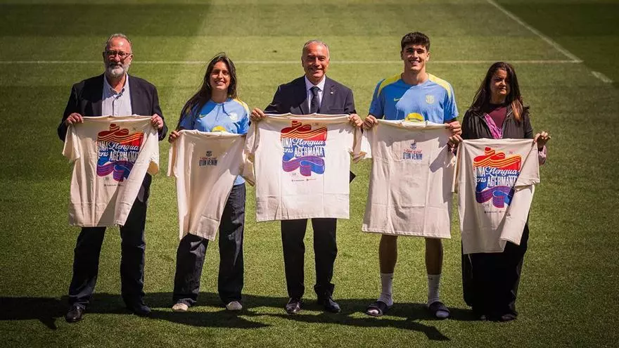 El Barça y Òmnium Cultural reivindican la lengua y el catalanismo con una nueva camiseta por Sant Jordi