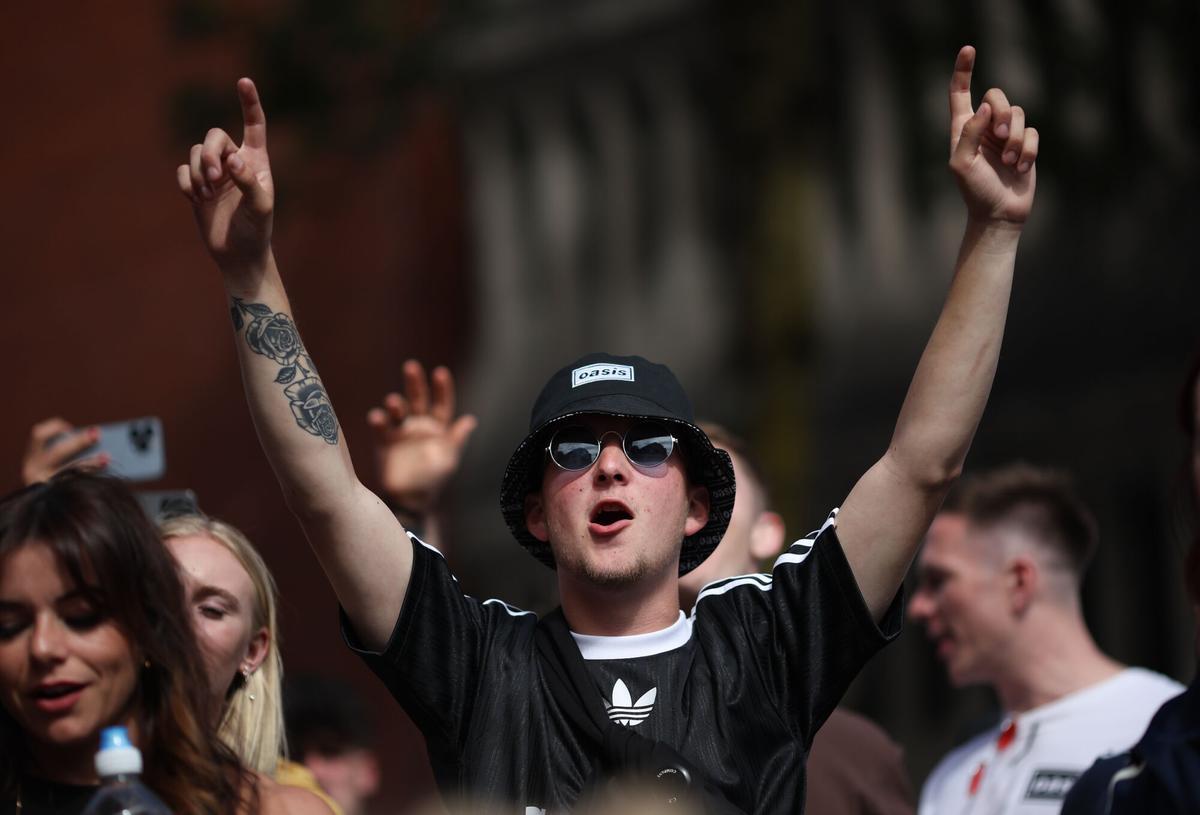 Un fan antes del concierto de Oasis en Cardiff.