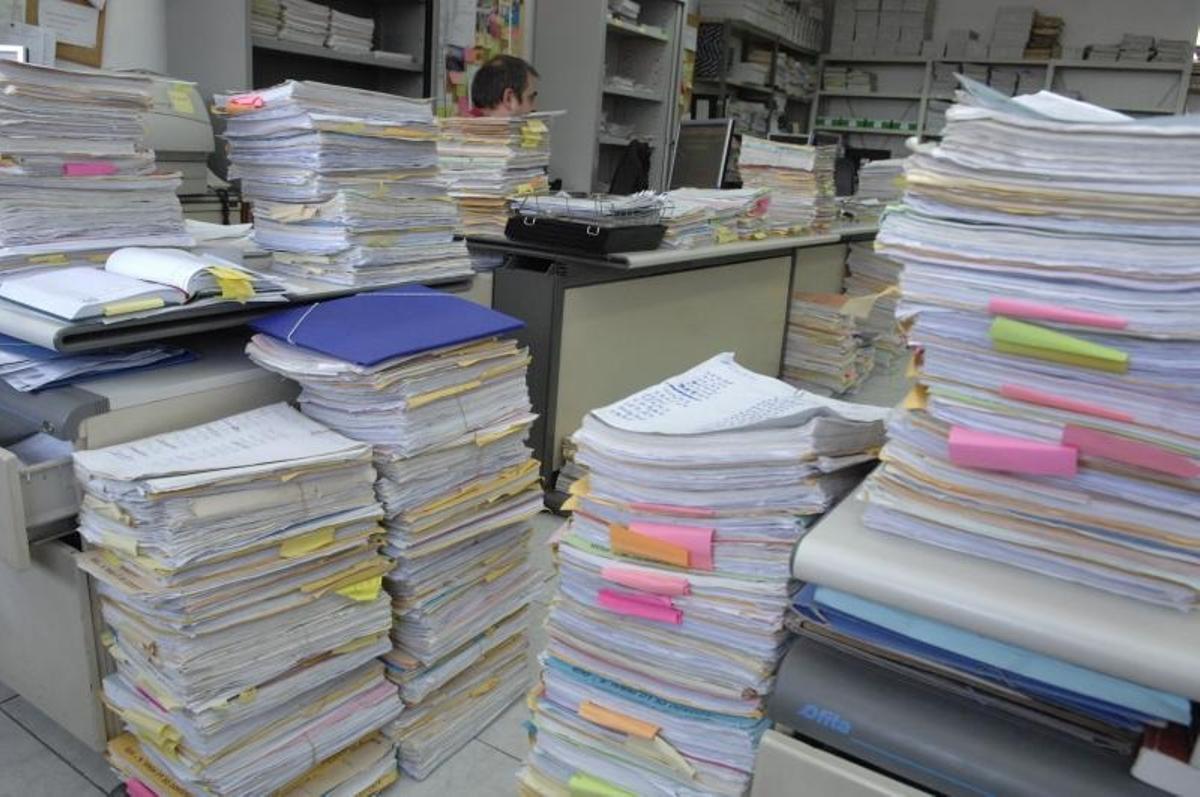 Expedientes de papel en un juzgado de Córdoba.