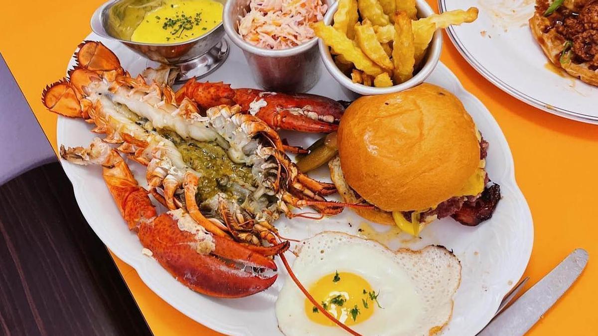 El plato estrella de Durango Diner: langosta, burger y patatas fritas.