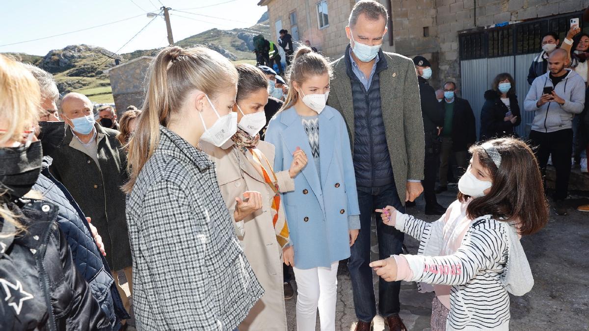 Pueblo Ejemplar 2021: La Familia Real visita Santa María del Puerto, en Somiedo