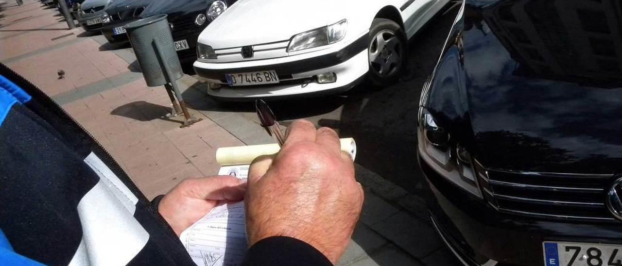 Un agente sanciona a un conductor que no puso el tique en Mieres.