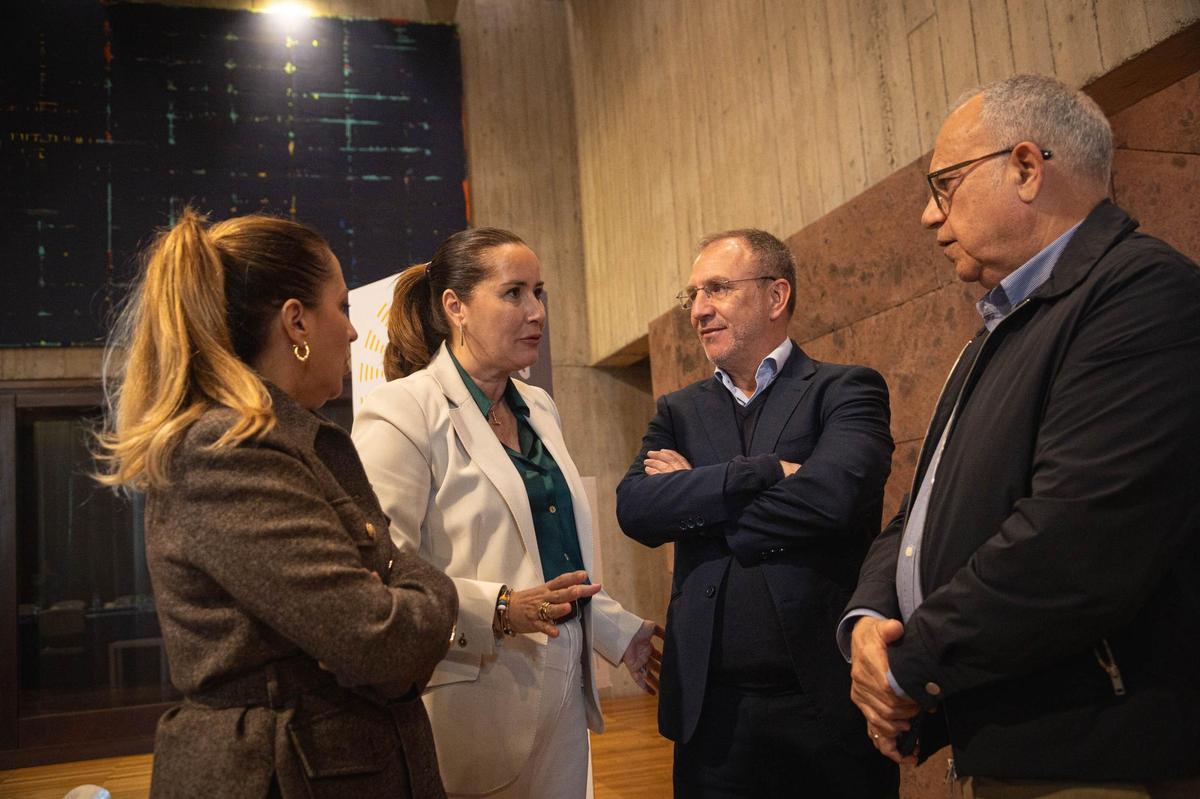 Reunión de Fernando Clavijo con la Fecai y Fecam para el Decreto Canarias