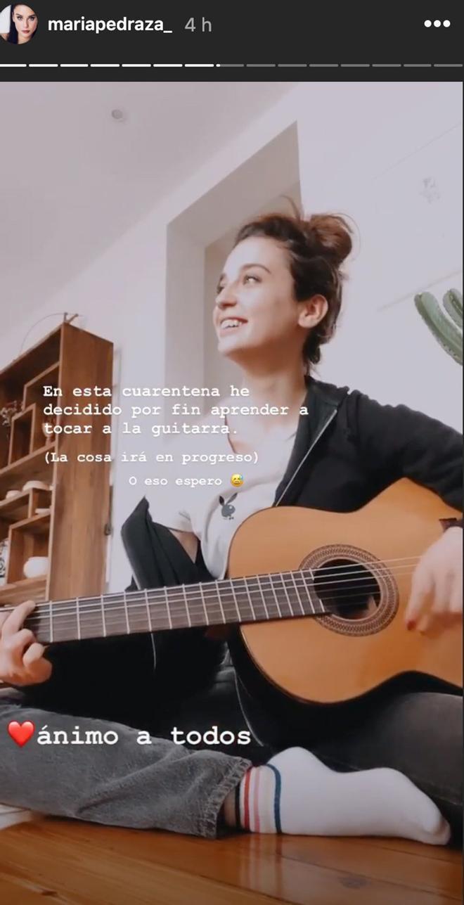 María Pedraza tocando guitarra