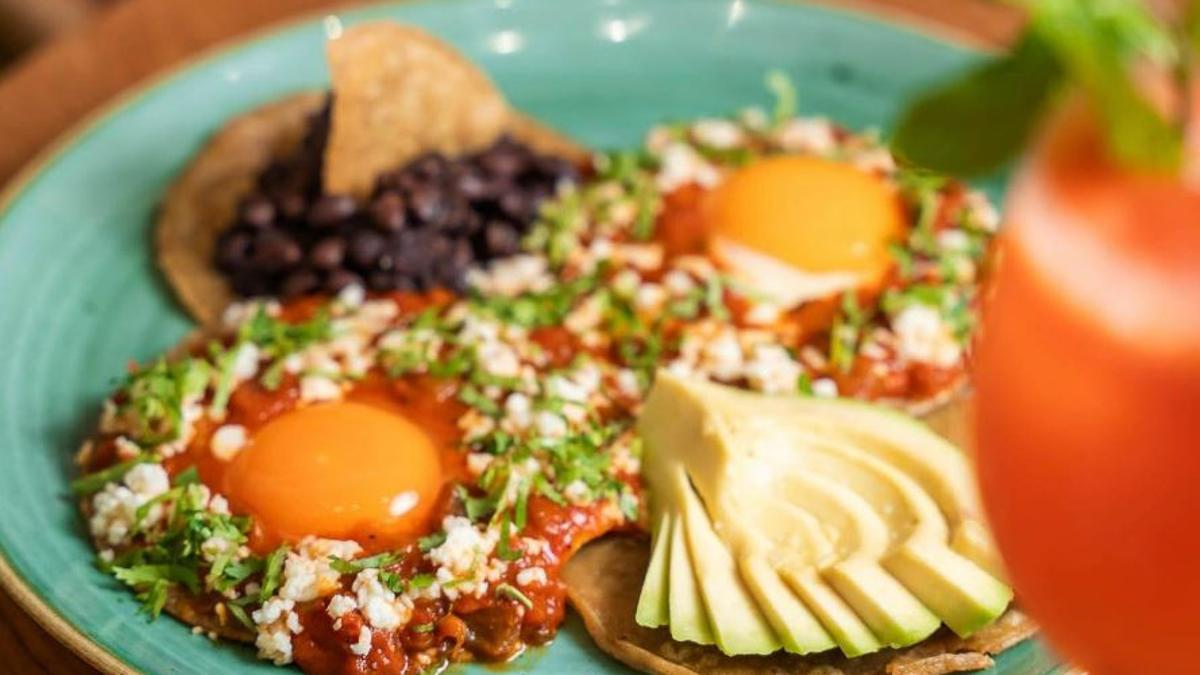 Plato de huevos rancheros en Trópico BCN.