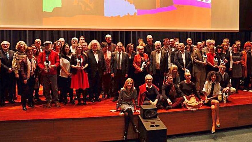 Fotografía de familia dos premiados con autoridades que acudiron á gala, celebrada en Vigo.