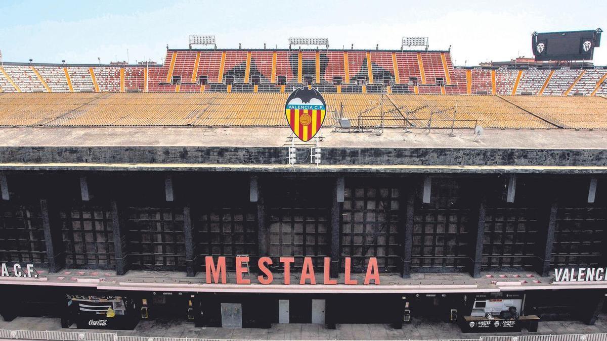 Valencia. VLC, SPD. El escudo del Valencia CF luce de nuevo sobre el estadio de Mestallaestalla