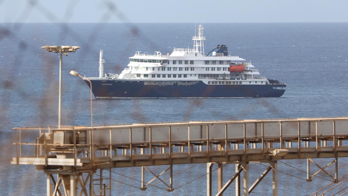 O MV Hondius, ancorado na costa de Cabo Verde, dende onde levaron tres sospeitosos de hantavirus