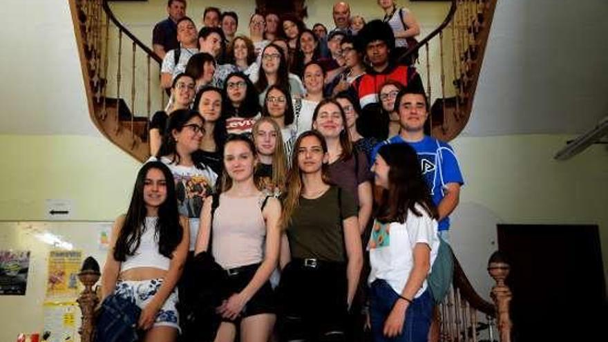 Alumnos y profesores ayer en el Concello de Bueu. // G.Núñez