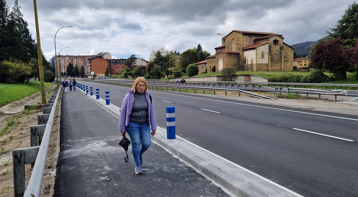 Marta Velasco camina por el nuevo paso peatonal del tramo urbano de la «Y», con la iglesia de Santullano a la derecha.
