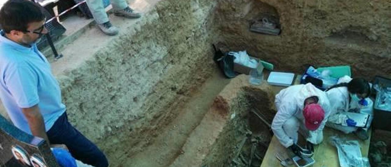 Santi Vallés supervisa los trabajos de los técnicos de ArqueoAntro en la fosa 113 de Paterna.