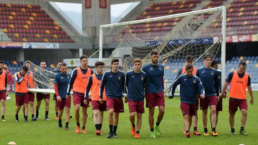 Jugadores transportando una portería tras un entrenamiento de la pasada temporada. // Gustavo Santos