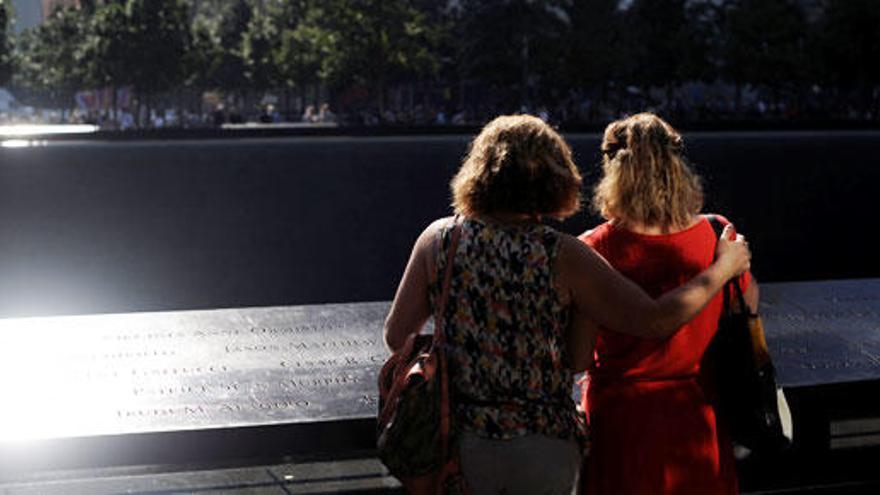 Dos mujeres frente al memorial de las víctimas del 11-S.