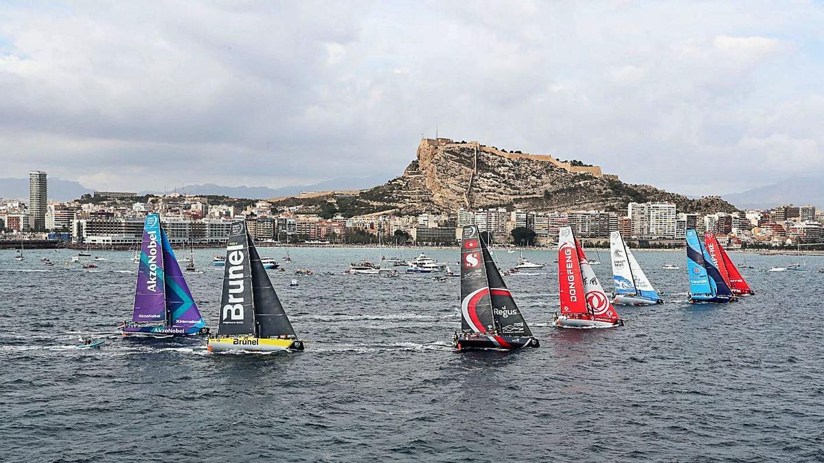 Imagen de archivo de una regata de la Volvo Ocean Race en aguas de Alicante.  | INFORMACIÓN