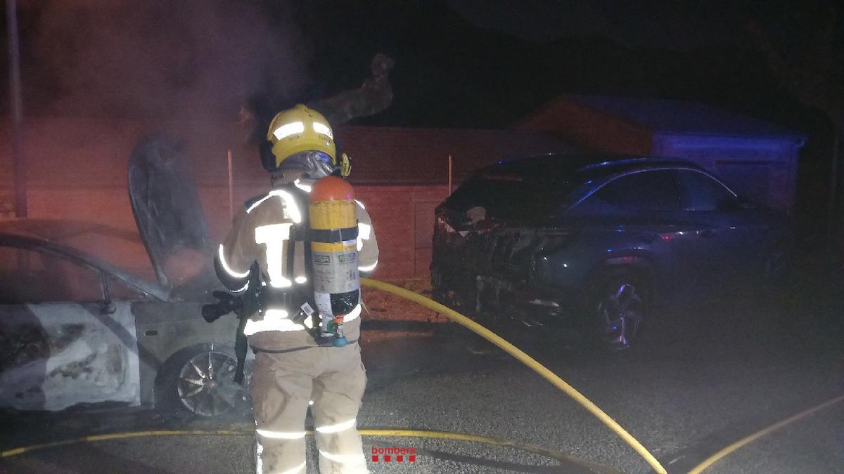 Els bombers treballant en l'incendi