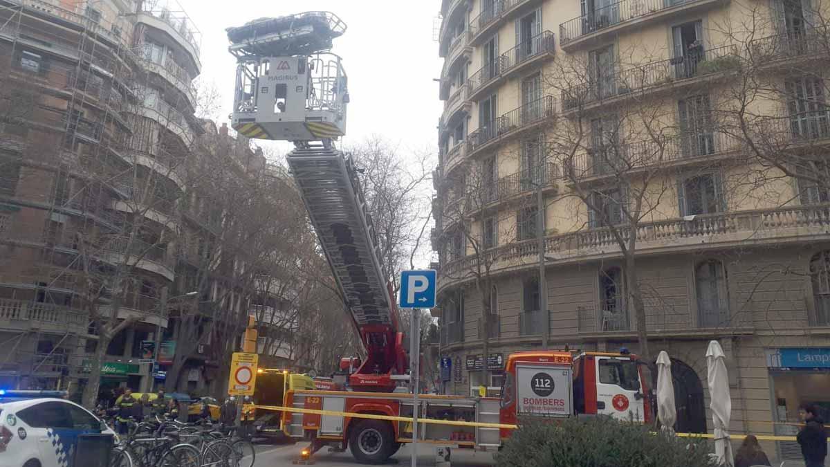 Los bomberos sacan a una persona muy obesa de su casa en Sant Antoni con una grúa