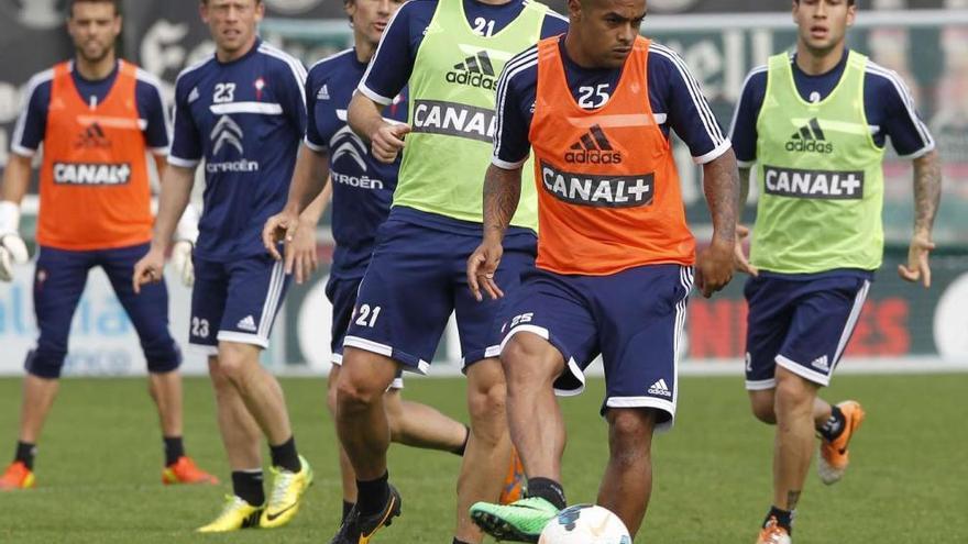 Welliton Soares controla el balón en el entrenamiento de ayer, con Íñigo López, Mallo, Bermejo, Krohn-Dehli y Sergio siguiendo la jugada. // Ricardo Grobas