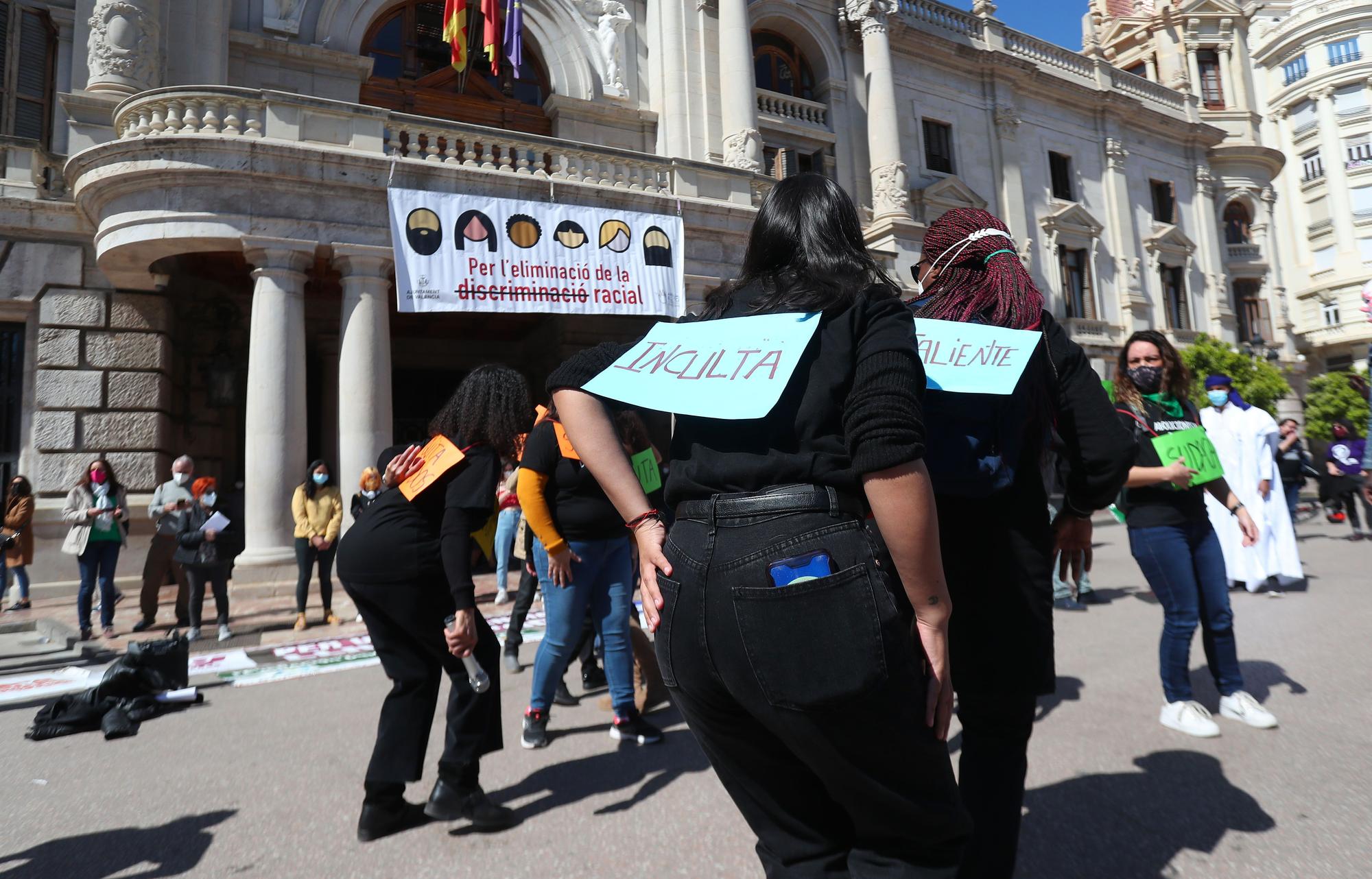 Concentración frente al Ayuntamiento de València contra el racismo