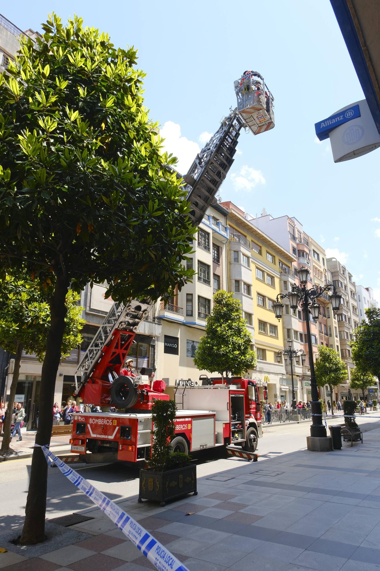 Alarme en la calle Uría de Oviedo por la caída de cascotes en plena vía pública