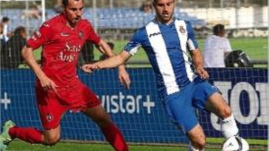 Vallho pressiona un jugador de l&#039;Espanyol B durant el partit de dissabte.