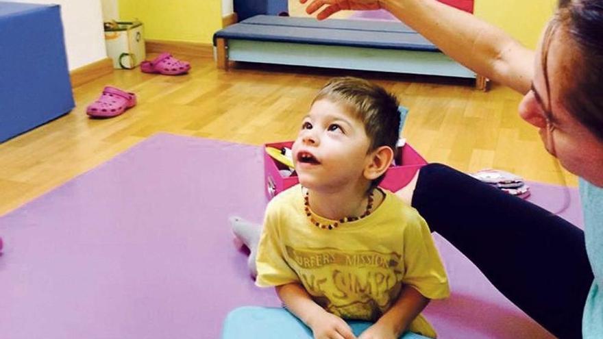 Lucas Verdicht, de tres años y residente en Son Oliva, sufre parálisis cerebral.