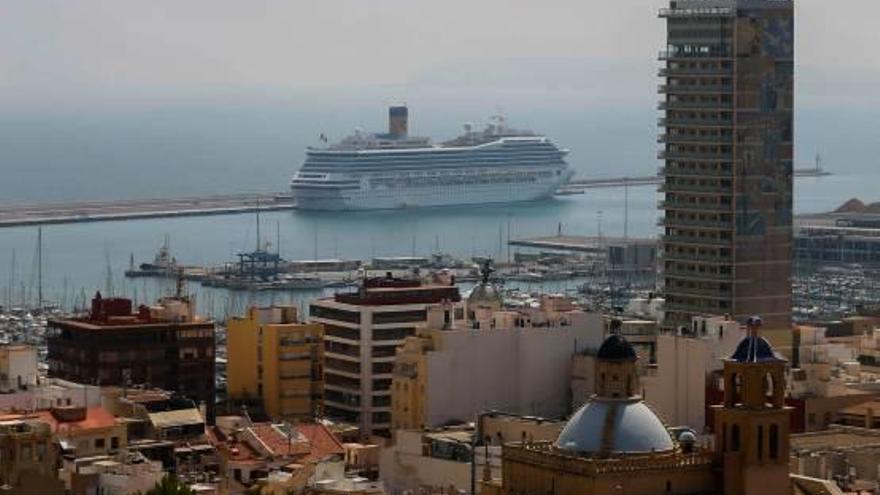 Un crucero alcanza por primera vez los 141 embarques en Alicante