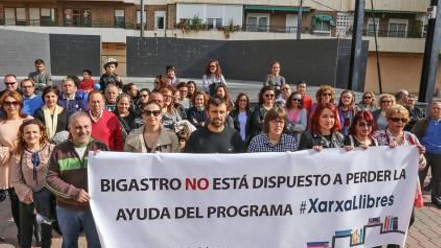 Alrededor de 200 personas piden cobrar la ayuda de la «Xarxa Llibres»