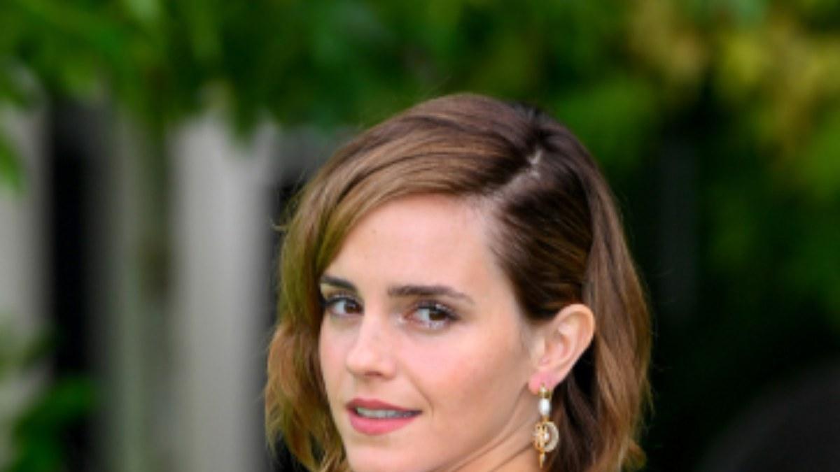 Emma Watson se queda con la tendencia más arriesgada: tacones con calcetines, ¿sí o no?