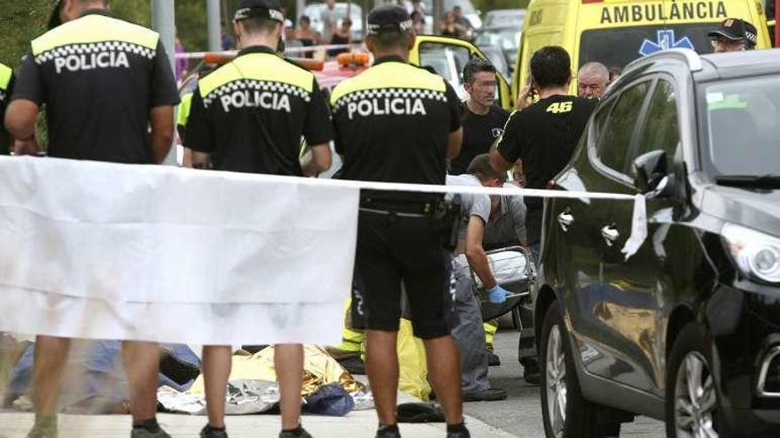 La Policía Local acordona el lugar del accidente, ayer, en Salou. // Efe