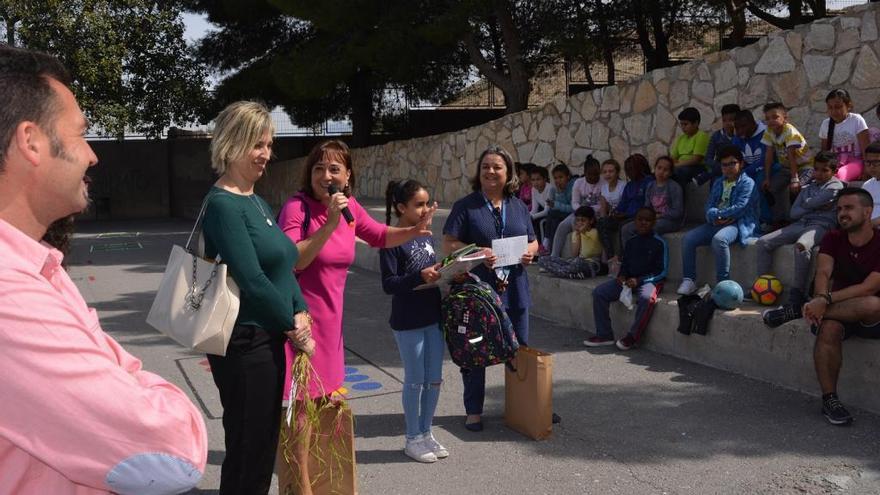 El Ayuntamiento premia a dos niñas de los colegios Santísima Faz y Gloria Fuertes por sus dibujos