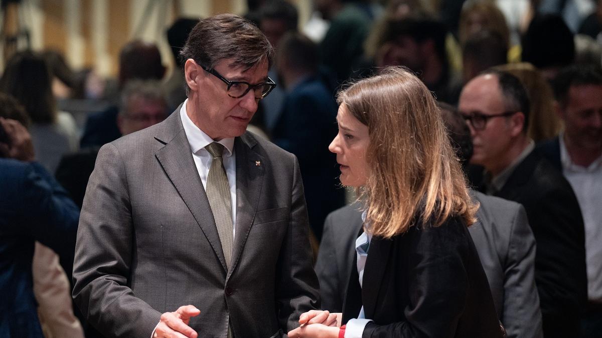 El president de la Generalitat, Salvador Illa, con la líder de los Comuns en el Parlament, Jéssica Albiach