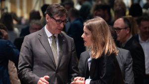 El president de la Generalitat, Salvador Illa, con la líder de los Comuns en el Parlament, Jéssica Albiach El president de la Generalitat, Salvador Illa, con la líder de los Comuns en el Parlament, Jéssica Albiach