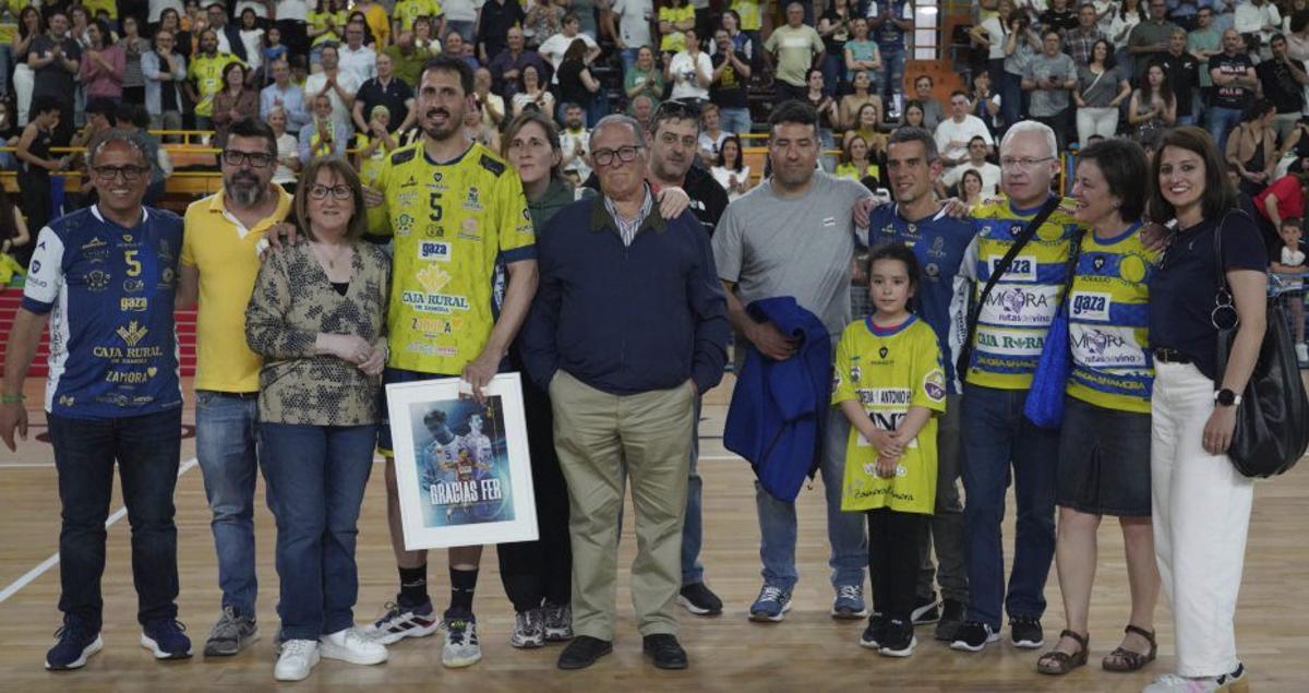 Familiares y amigos posan con Fernando sobre la pista del Ángel Nieto.