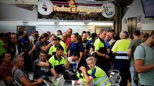 Un grupo de estibadores en huelga en el puerto de Barcelona. 