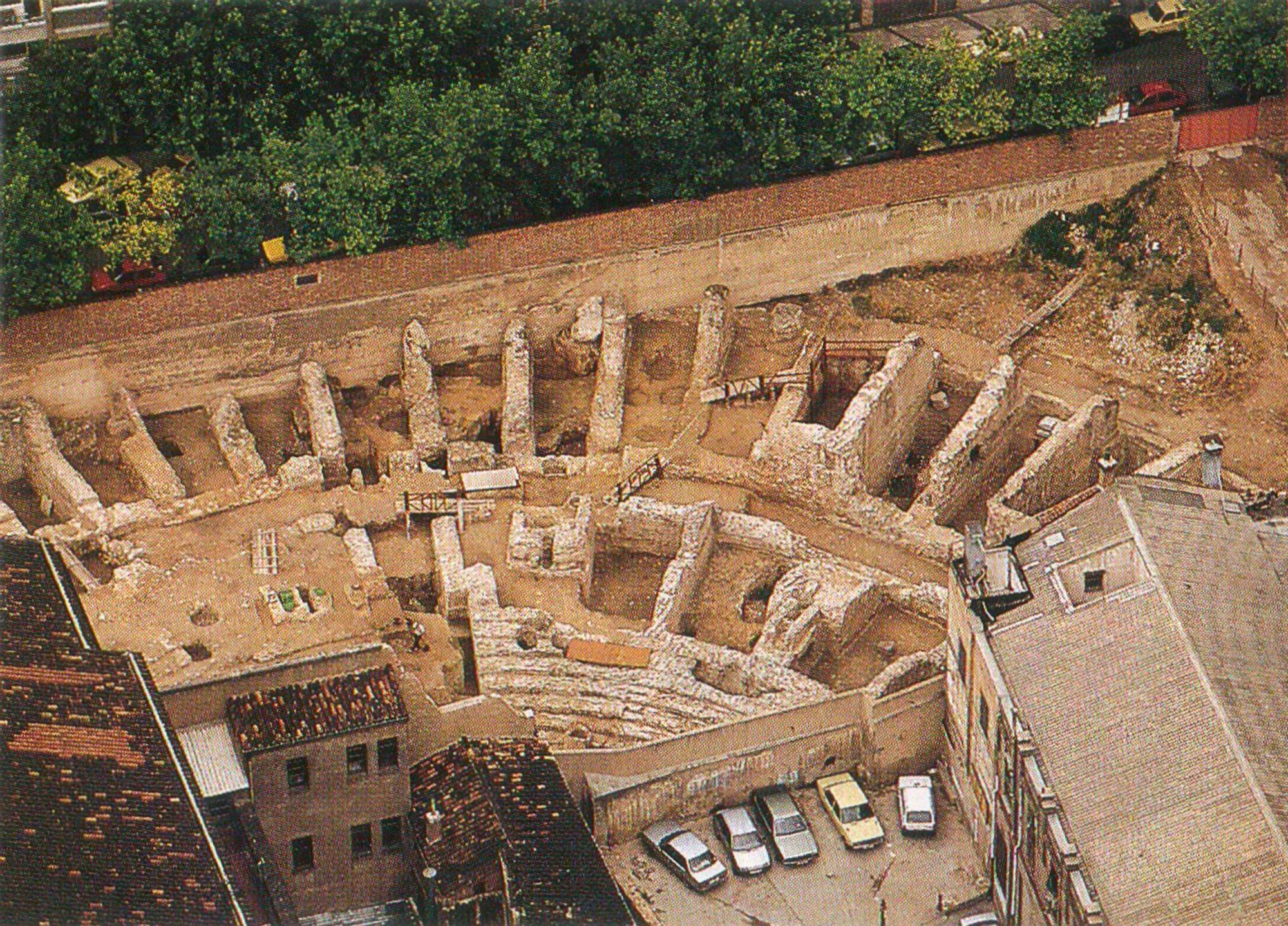 Teatro Romano con la calle de la Verónica al fondo, en 1992