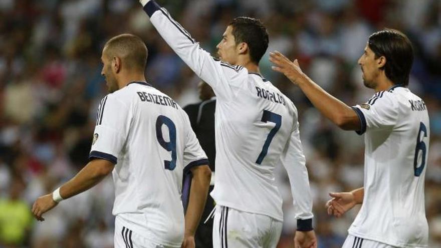 Cristiano Ronaldo dedica uno de los goles que marcó ayer ante el Granada. / paul hanna / reuters