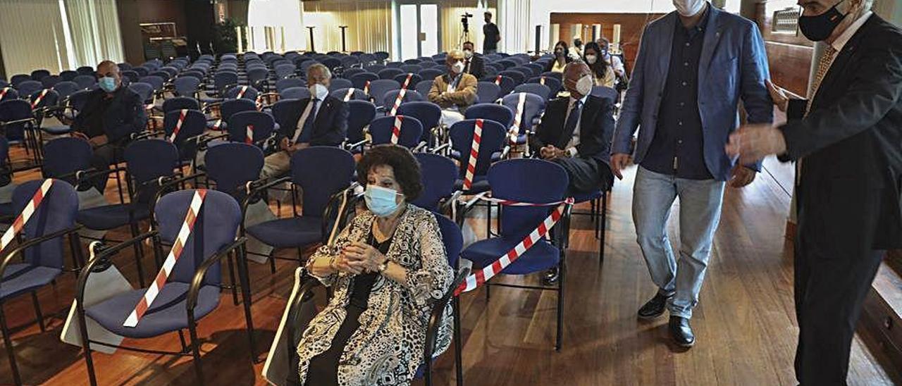 El consejero de Ciencia, Borja Sánchez, accediendo al salón de actos del complejo de Arcelor.