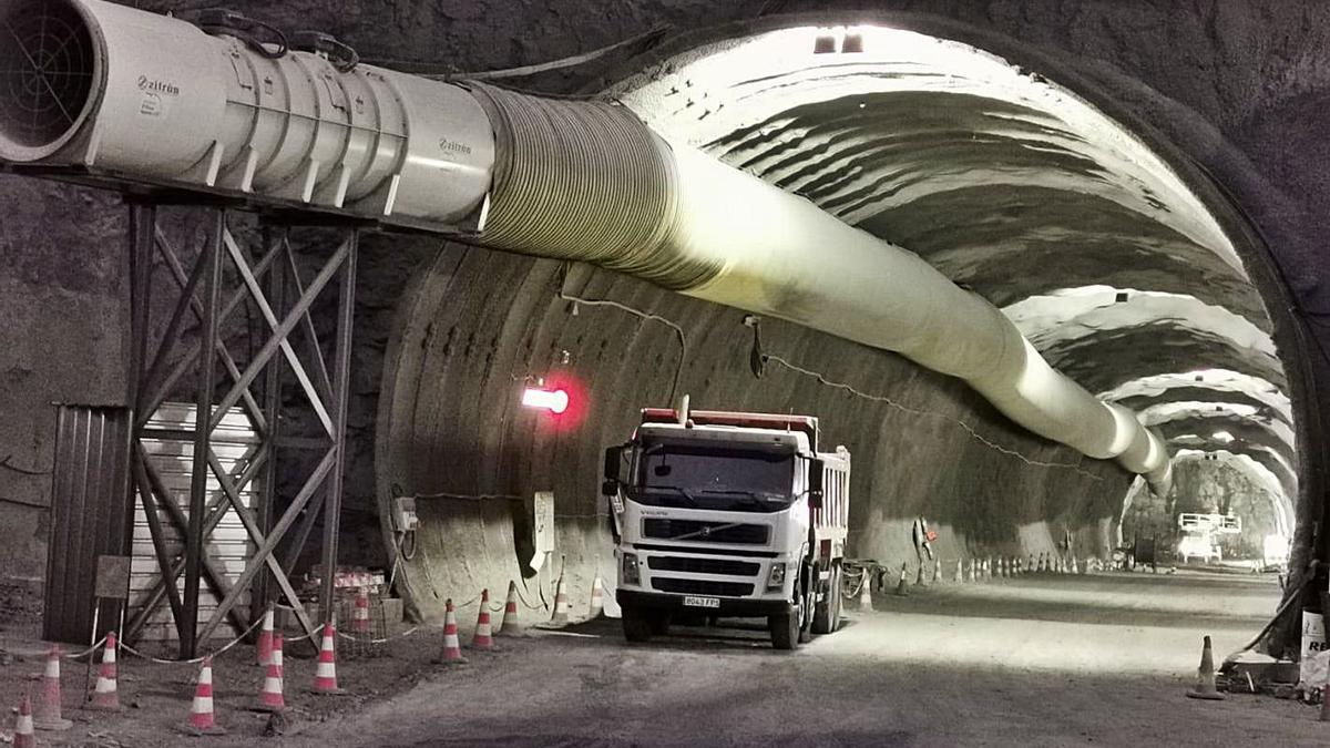 Comienza el uso    de explosivos en la excavación de los túneles de La Aldea