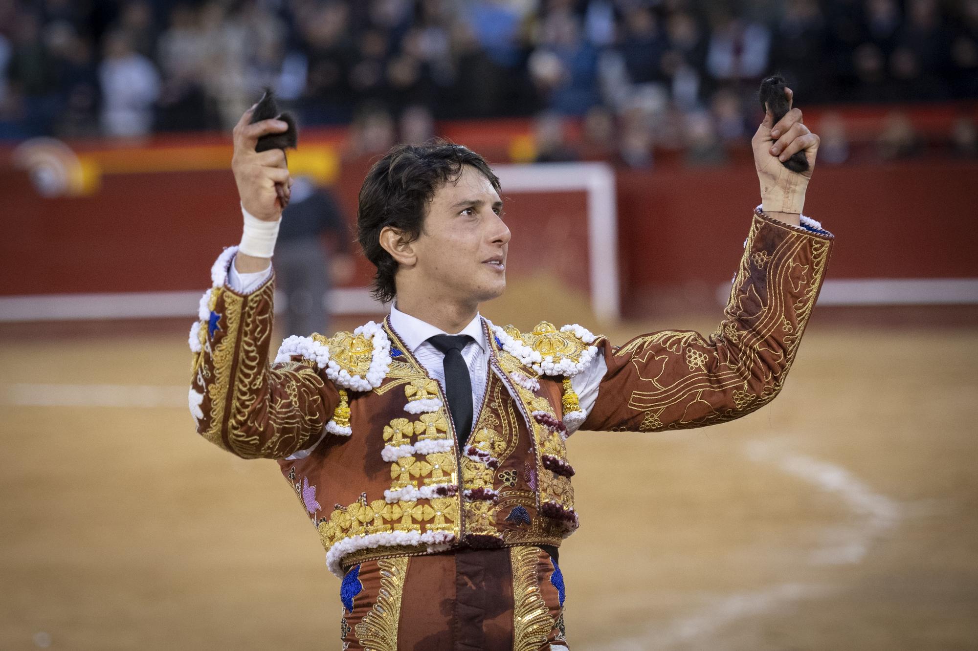 La puerta grande de Roca Rey en la Feria de Fallas 2023, en imágenes