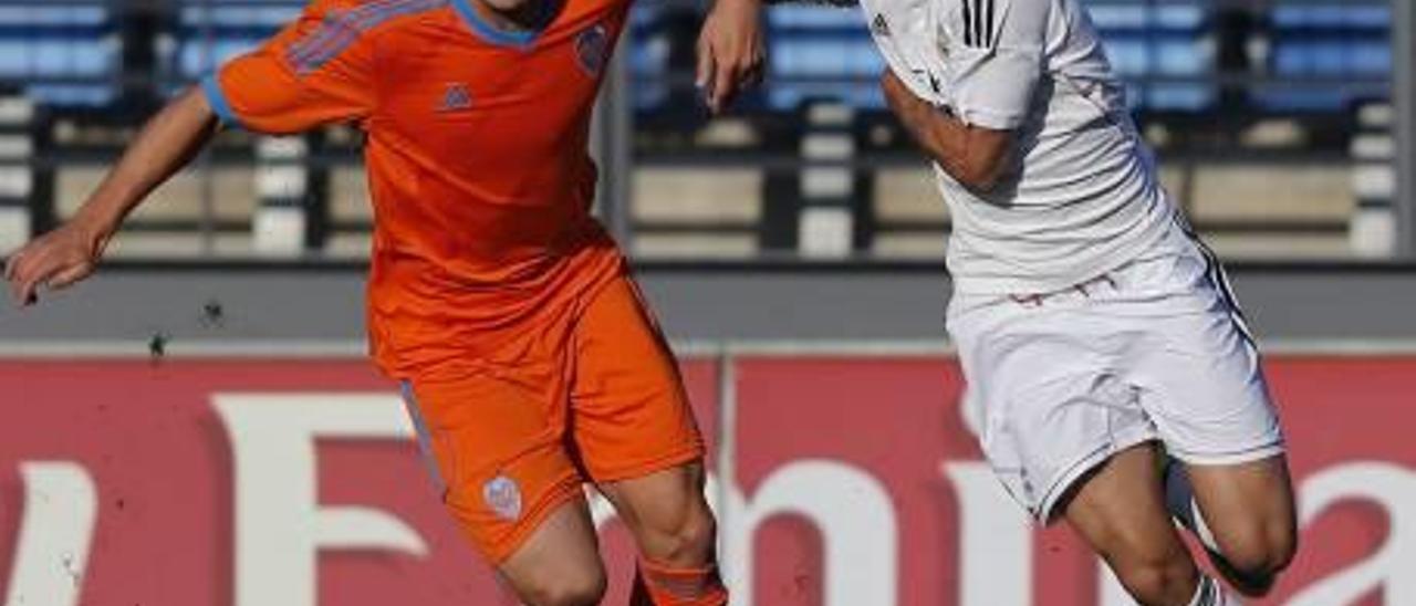 Luismi Ruiz, a la izquierda, en el partido contra el Real Madrid de la Copa del Rey juvenil.