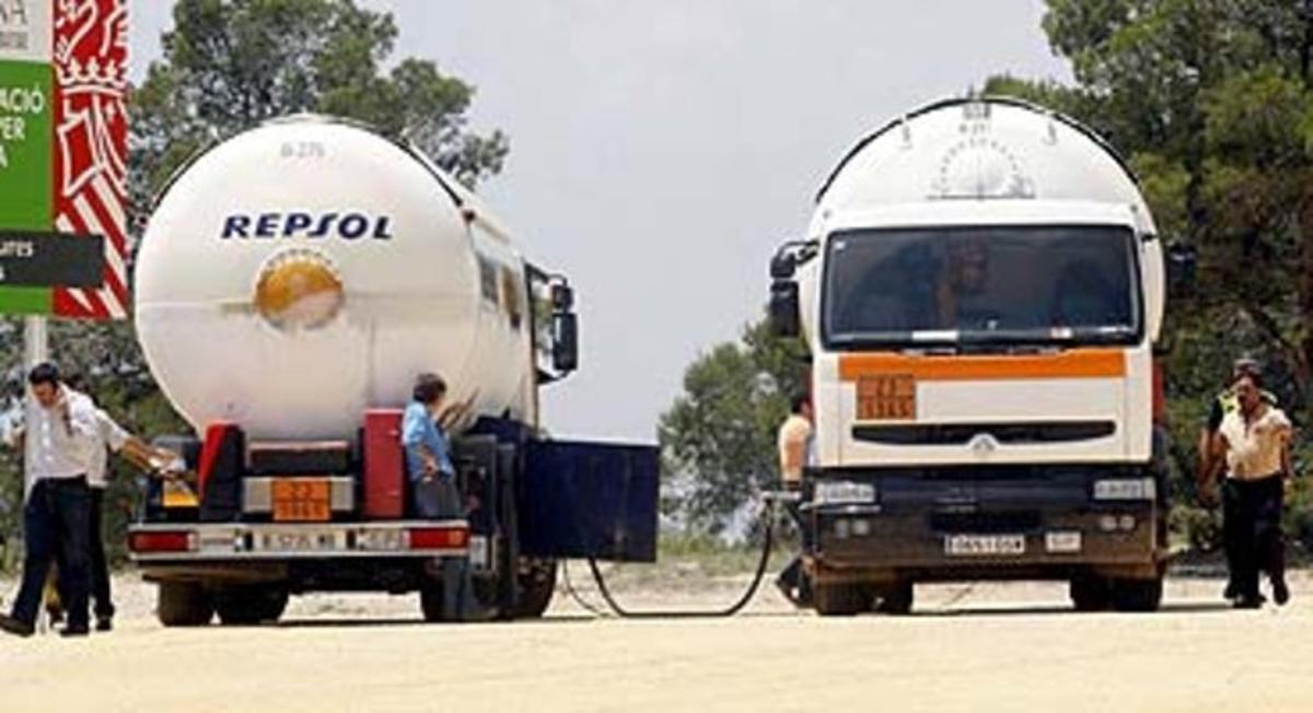 Un moment del transvasament del gas propà entre el camió accidentat, a l’esquerra, i un altre vehicle. Un moment del transvasament del gas propà entre el camió accidentat, a l’esquerra, i un altre vehicle.