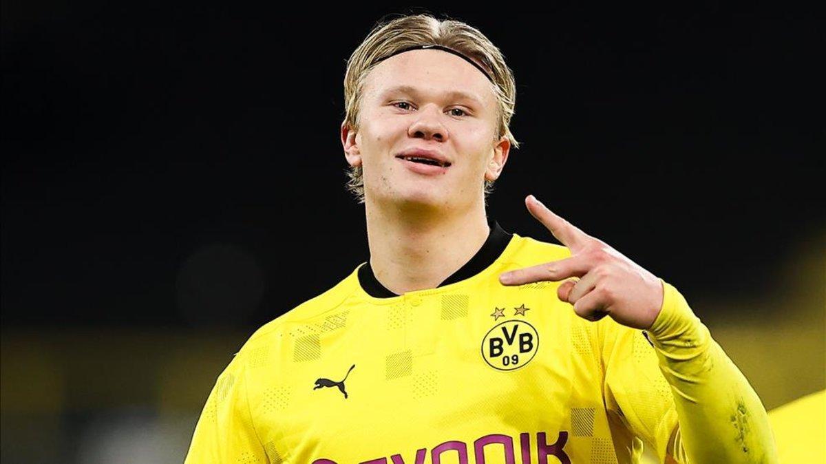 Erling Haaland del Borussia Dortmund celebra después de anotar el tercer gol de su equipos durante el partido de la fase del Grupo F de la Liga de Campeones de la UEFA ante el Club Brugge KV en el Signal Iduna Park