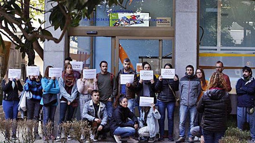 Professionals de centres de menors protesten pel retard de les nòmines