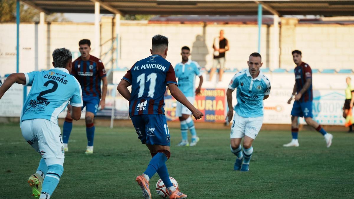 Jugada del amistoso disputado este verano entreCoria y Extremadura en el estadio de La Isla.