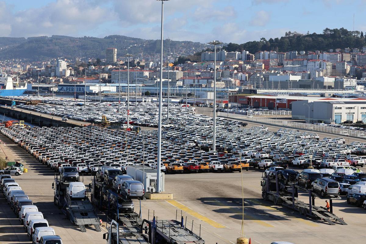 Coches almacenados en el puerto de Vigo para su exportación.